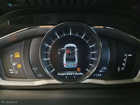 Teminė nuotrauka su Volvo S60 prietaisų skydeliu ir oro pagalvių sistemos simboliu