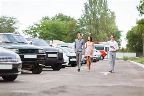 Nuotrauka: autoekspertas apžiūrintis automobilį