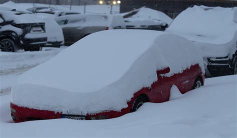 Tematinė nuotrauka: šaltas, apsnigtas automobilis