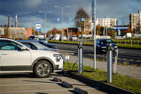 Infografika: 7 vietų elektromobilių palyginimas