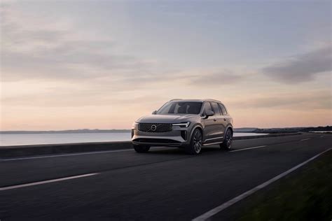 Teminis Volvo XC90 nuotraukos vizualas, iliustruojantis automobilio dydį ir prabangą