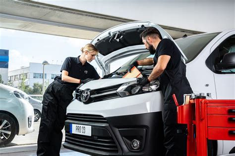 Tematinė nuotrauka: mechanikas dirba prie automobilio vairo sistemos