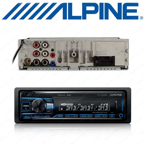 Nuotrauka, vaizduojanti Alpine UTE-204DAB automagnetolą su priekine panele ir USB jungtimi