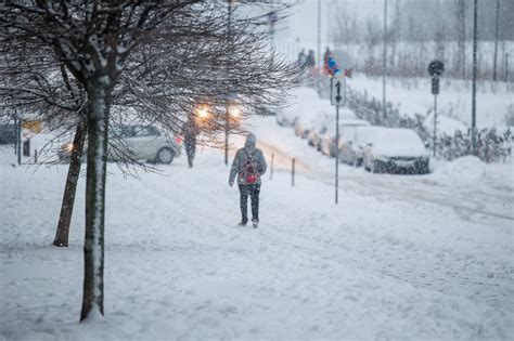 Teminė nuotrauka su gausiu sniegu ir įstrigusiais automobiliais Maskvos gatvėse