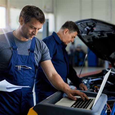 Autoserviso įrangos ir specialistų darbo nuotrauka