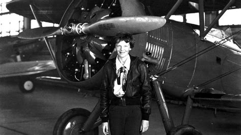 Amelia Earhart prie lėktuvo