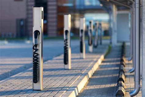 automobilių stovėjimo aikštelė su elektromobilių įkrovimo stotelėmis