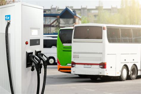 Elektrinio sunkvežimio įkrovimo stotelės iliustracija