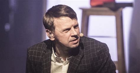 Nuotrauka: Rolandas Kazlas kalba prie kapo, atsisveikindamas su draugu