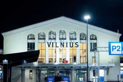 Tematinė nuotrauka: darbuotojai oro uoste, vilkikas traukiantis orlaivį