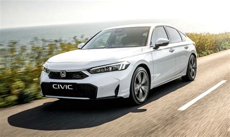Nuotrauka su Honda Civic automobiliu, išryškinanti jo dizainą.