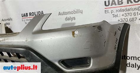 Nuotrauka su Honda Accord, pabrėžiant kėbulo elementus.