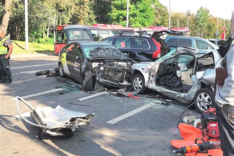 Avarijos vieta po smūgio, sudaužyti automobiliai