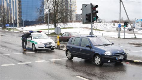 automobilis Toyota partrenkia pėsčiąjį ir atsitrenkia į BMW