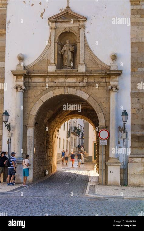 Teminė nuotrauka: Faro senamiesčio gatvelė su Arco da Vila arka