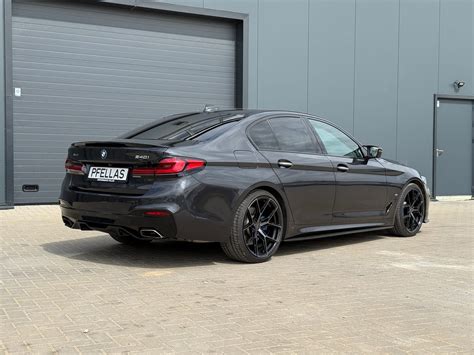BMW automobilis su R19 ratlankiais