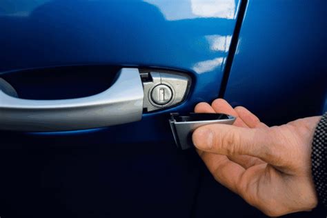 Tematinė iliustracija: užšalusi automobilio durelių spyna