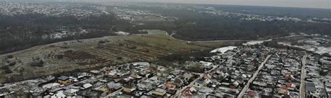 Sodininkų bendrijos vaizdas su gyvenamaisiais namais ir galimai komerciniais objektais