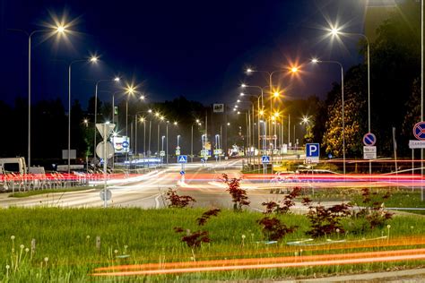 senų Šiaulių nuotrauka su žibalinėmis lempomis arba šiuolaikinio miesto apšvietimo panorama