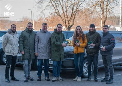 Teminis nuotrauka: bendrovės komanda teikianti pagalbą automobiliui kelyje