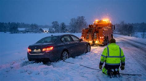 Iliustracija: automobilio gedimas kelyje ir atvykstanti techninės pagalbos mašina