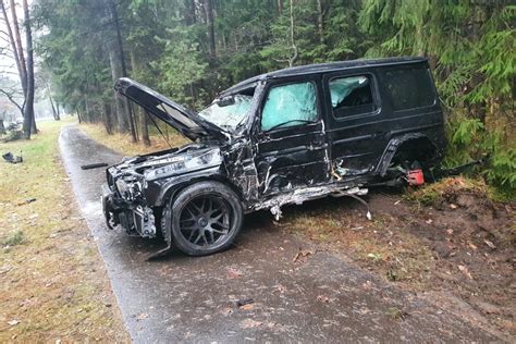 schematinis vaizdas, kaip automobilis nulėkė nuo trasos ir rėžėsi į žiūrovų minią