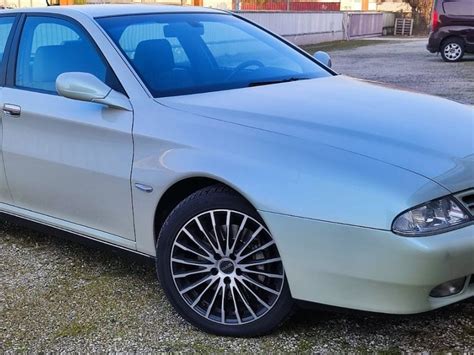 Alfa Romeo 166 priekinė dalis, pabrėžianti žibintų dizainą