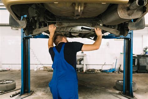 Mechanikas remontuoja automobilio spyną