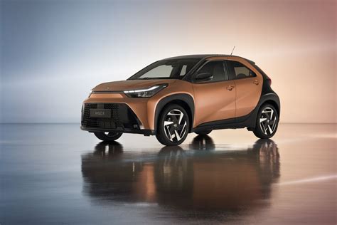 Toyota Aygo eksterjero nuotrauka su X formos priekine dalimi ir ryškia spalvų kombinacija