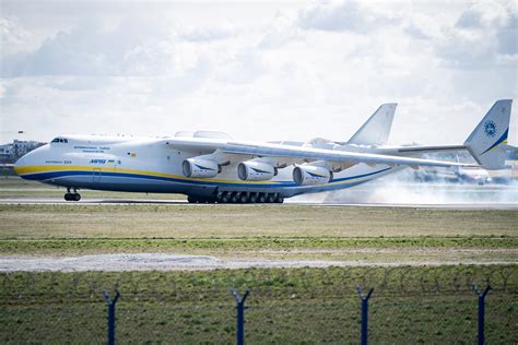 Istorinė nuotrauka su „An-225 Mriya“ pirmojo skrydžio metu