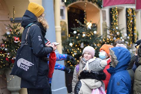 Šiuolaikinės Kalėdų eglutės ir gatvės dekoracijų nuotrauka Vilniuje