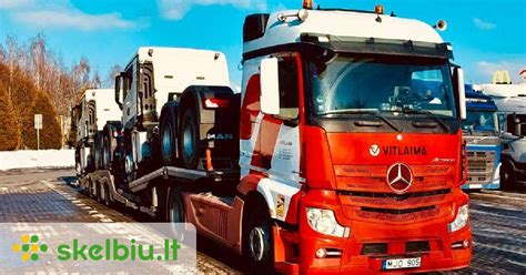Autovežio nuotrauka su kraunamais automobiliais
