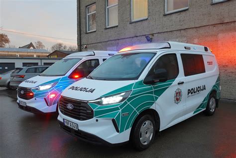 Teminė nuotrauka su policijos automobiliu ir alkotesteriu