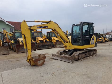 Komatsu PC450 ekskavatorius su ilgu strėlės ilgį.