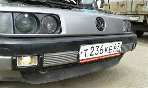Volkswagen Passat B3, važiuojantis per rūką su įjungtais priekiniais žibintais