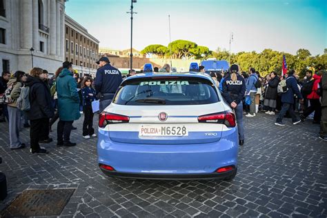 Automobilis Italijoje prie degalinės
