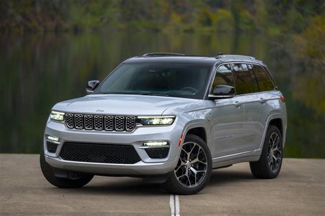 Jeep Grand Cherokee su tamsintais langais (išorinis vaizdas)