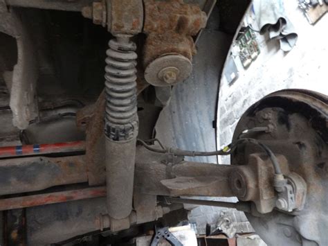 Peugeot 206 galinio rato su išsiskėtusia pakaba nuotrauka