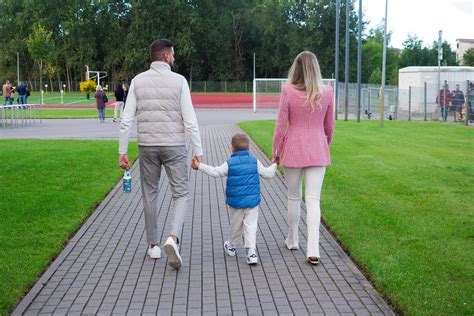 Teminis paveikslėlis: Šeimos nariai žiūri į žemėlapį telefone