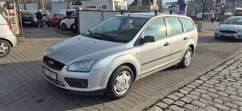 Ford Focus II su atidarytu variklio dangčiu, rodantis benzininį variklį