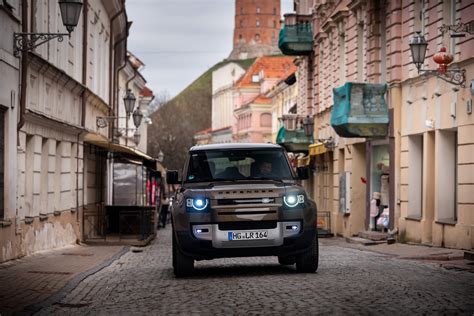 Dramatiškos autoavarijos vieta su apvirtusiu automobiliu „Land Rover“