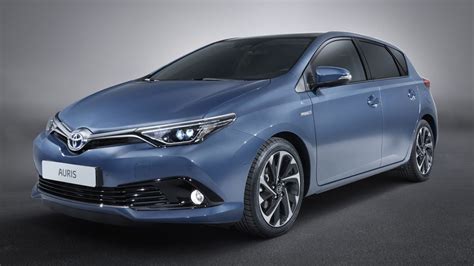 Tematinė iliustracija: Toyota Corolla, Auris ar Prius hibridinių automobilių salonas arba eksterjeras