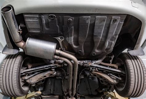 Teminis automobilio su išmetimo sistema nuotrauka, rodanti diagnostiką ar remontą