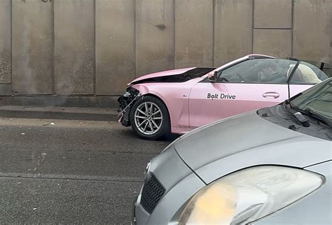 rožinis BMW kabrioletas po avarijos