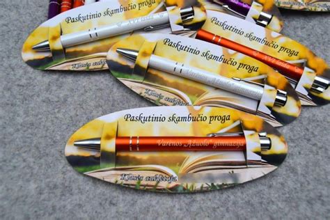 Pavyzdys, kaip ant žibinto atrodo personalizuotas graviravimas su vardu ir data