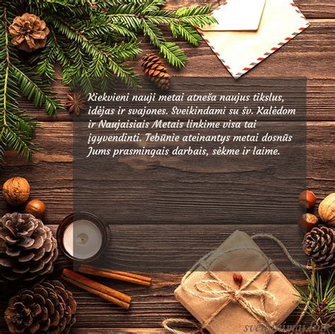 Žibintas, papuoštas kankorėžiais ir eglės šakelėmis, simbolizuojantis žiemos šventes