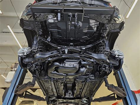 Tematinė nuotrauka, vaizduojanti automobilio dugno antikorozinį padengimą