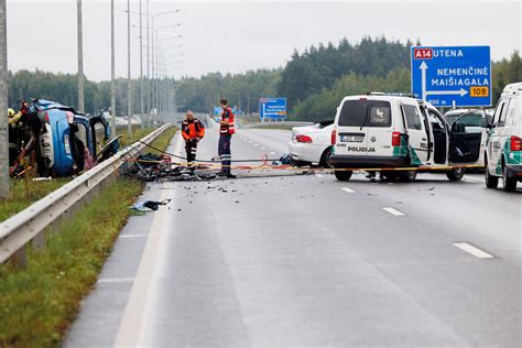 Schematinė avarijos vietos iliustracija su daugeliu automobilių.