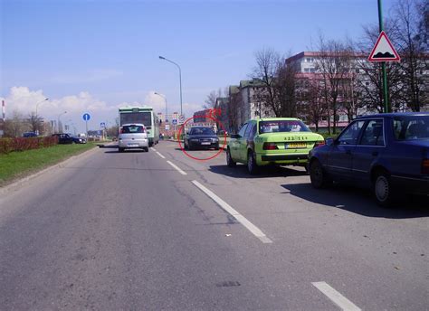 Kelio ženklinimo pavyzdys: viena ir dviguba ištisinė linija.