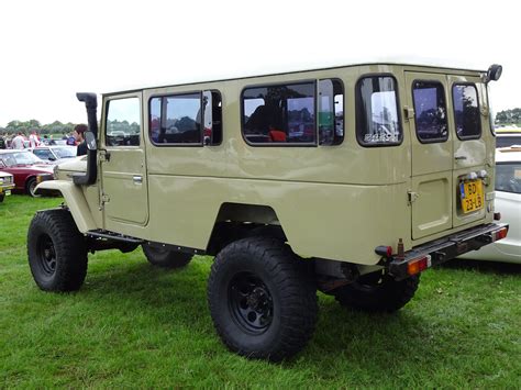 Land Cruiser BJ45 nuotrauka kelyje su prikabinamu stogu ir gausybe įrangos